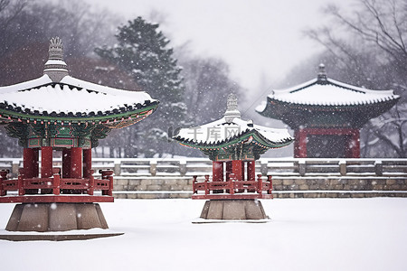 韩国旅游景点背景图片_冬季暴风雨期间，一群韩国宝塔被雪覆盖