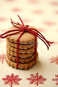 迷你饼干，果酱或酱汁圣诞树装饰品和牛皮纸