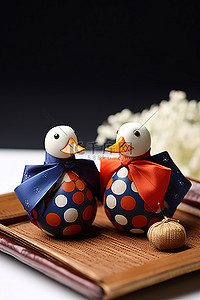 两只日本小鸭子装在托盘顶部的小袋里