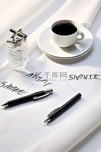 书面的商业概念和咖啡桌上的商业笔