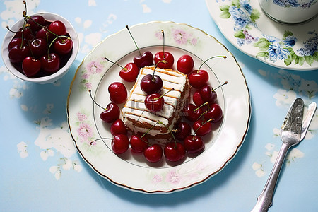 白盘上放着切片草莓樱桃和茶