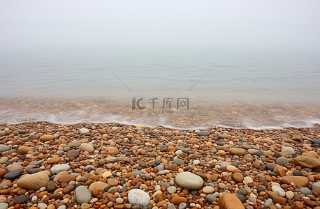 威斯敏斯特剑桥郡汉普斯特德海滩岸边雾中的圆石滩
