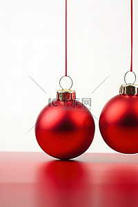 三个带有红色装饰品的圣诞装饰品