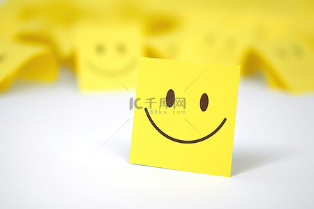 可爱的箭头形黄色贴纸和笑脸