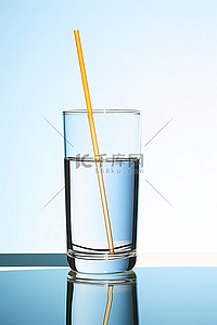 一个装有吸管和水的玻璃杯