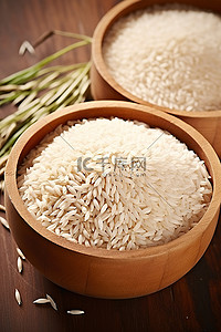 木桌上的有机白米