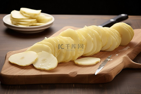 削皮的苹果背景图片_土豆切片放在小板上切片