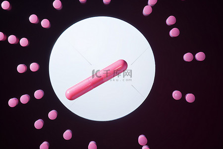 注射剂背景图片_一颗粉红色的药丸，里面有一个注射剂