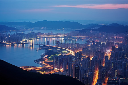 海湾城市背景图片_黄昏时分的香港城，背景是海湾