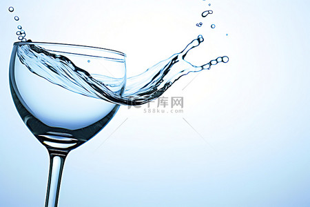 倾倒的酒杯背景图片_一个溅满水的酒杯