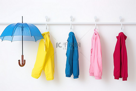 白墙旁边的晾衣绳上挂着四把雨伞
