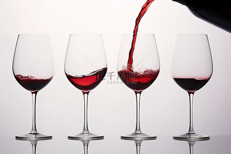 葡萄酒（红酒）背景图片_四个红酒杯，正在倒红酒