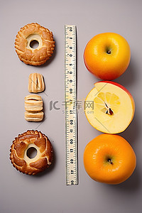 卷尺旁边的苹果杏仁和橙子饼干