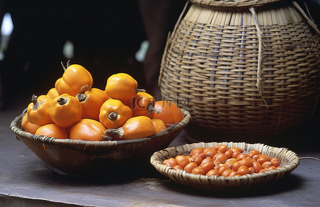 一篮子亮橙色的瓜坐在一罐辣椒前面