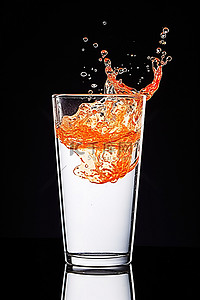 一个装满水的玻璃杯，上面有小橙色飞溅