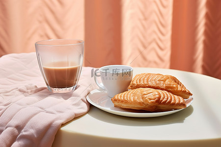 玻璃杯牛奶背景图片_一个玻璃杯，里面有一个咖啡杯，旁边是鱼糕点