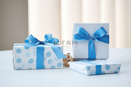 桌子上有一个白色礼盒和一个蓝色礼盒