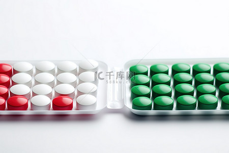 绿色药丸，包装中有红色和白色药丸