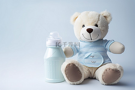 毛绒背景图片_一只毛绒熊和一瓶牛奶