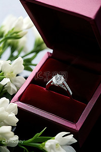盒子里背景图片_方形天鹅绒盒子里的订婚戒指