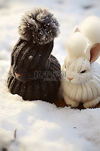 小孩坐在月亮上背景图片_两顶无檐小便帽坐在雪顶上