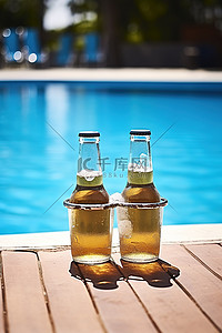 泳池边有两个啤酒瓶