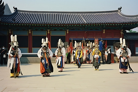 传统乐队背景图片_传统乐队站在建筑物附近