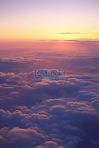 拍中背景图片_从飞机上看到的太阳从暴风云中落下