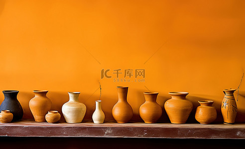 橙色墙前的架子上摆放着数十个粘土花瓶