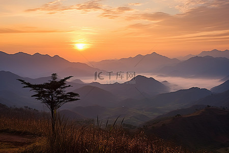 秋天晚上背景图片_太阳从越南的山景中升起