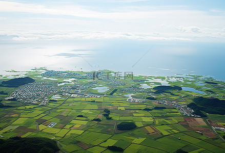 陆地和海洋背景图片_从空中看到的海洋和陆地的鸟瞰图