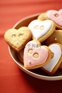 带有心形的饼干上面写着爱