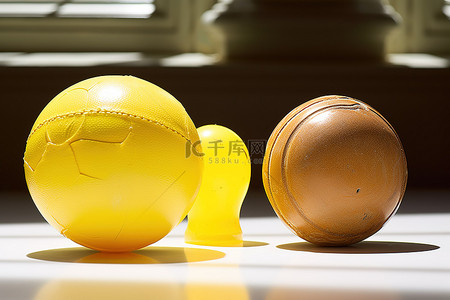 黄色的网球背景图片_一个黄色的球坐在一些塑料旁边