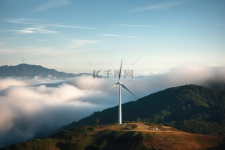 风力涡轮机在多云的天空