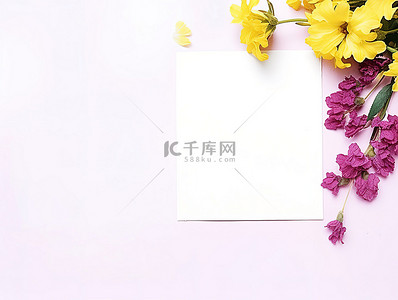 紫色的花背景图片_一张黄色的纸坐在紫色的花前