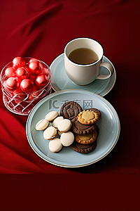 热巧克力杯，配有饼干饼干和红色装饰品
