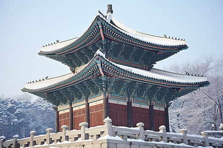 韩国传统图案背景图片_矗立在雪中的一座大型传统韩国宝塔