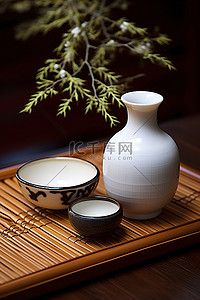 酒背景图片_木桌上的一个白色花瓶和一杯茶