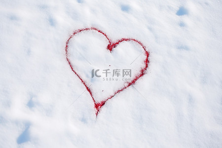 雪上上的脚印背景图片_蓝色背景下的雪上画着一颗心