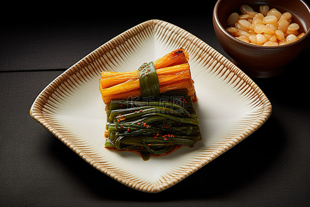 臭豆腐泡菜背景图片_一个白色的方形盘子，里面有一碗泡菜和胡萝卜