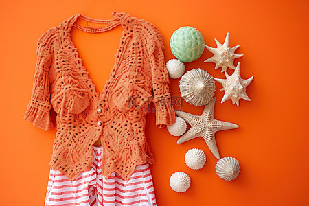 橙色墙上的沙滩服，上面有贝壳