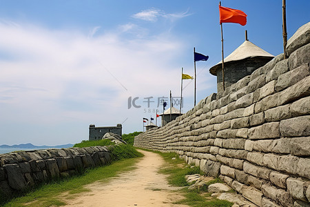 石墙和上面悬挂的旗帜