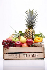 一个木箱里装满了水果菠萝和葡萄