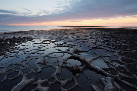 裂冰背景图片_冰岛蛋白石海上的黄昏日出