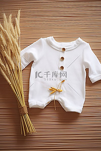 棕色白色背景图片_台湾传统棉质婴儿连身衣麦子