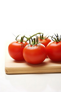 木板上的三个新鲜西红柿