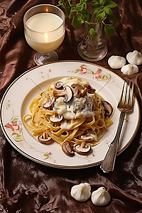 盘子里有蘑菇的意大利面