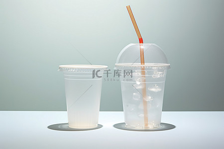 吸管保温杯背景图片_两个带有吸管的透明塑料杯彼此叠放