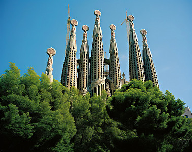 欧洲背景图片_两排高高的尖塔和树木