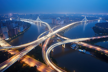 城市公路背景图片_夜晚河上的两座桥